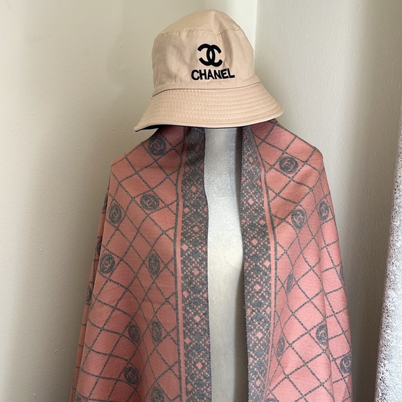 CHANEL Gray and Pink Scarf - Picture 1 of 9